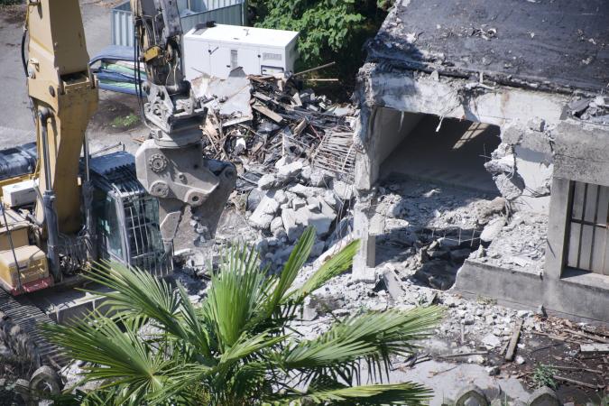 2023. Démolition des entrepôts du 